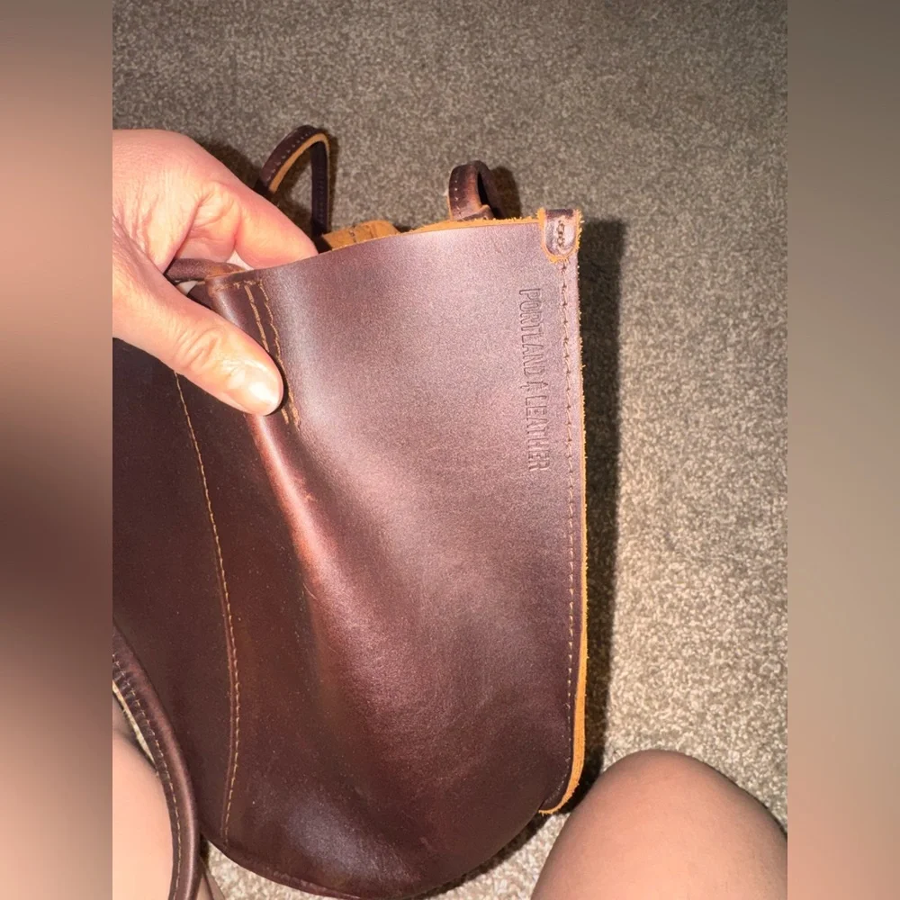 Portland Leather Tote Devan Bucket Tote in Color Grizzly - Picture 6 of 11